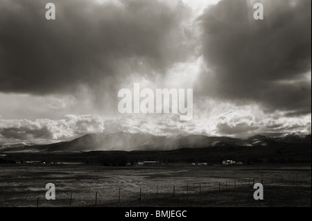 Thunder storm oltre le montagne rocciose. Butte Montana, USA BW SCENIC. Foto Stock