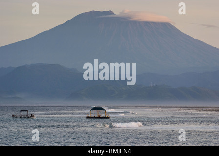 Sunrise a Nusa Lembongan, una piccola pesca, surf e alghe marine isola di allevamento che è parte di Bali, Indonesia. Ottimo surf. Foto Stock