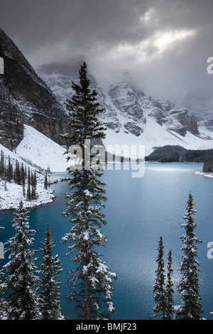 Una leggera nevicata fresca al Lago Morraine nella Valle dei Dieci Picchi, il Parco Nazionale di Banff, Alberta, Canada Foto Stock