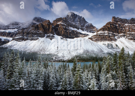 Montaggio & Crowfoot il Ghiacciaio Crowfoot sopra al Lago Bow nella neve, Icefields Parkway, il Parco Nazionale di Banff, Alberta, Canada Foto Stock