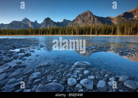 Il Fiume Athabasca con Mt Fryatt & Bruxelles picco ad Alba, il Parco Nazionale di Jasper, Alberta, Canada Foto Stock