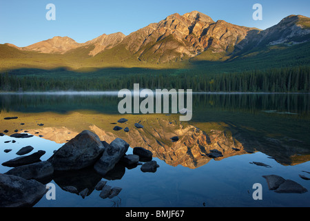 Lago Piramide all'alba, il Parco Nazionale di Jasper, Alberta, Canada Foto Stock