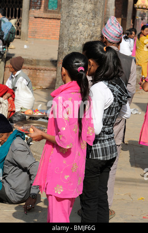 Giovani ragazze Indù con offerte durante il bisket jatra festival di Thimi (noto storicamente come Madhyapur), Nepal Foto Stock