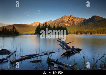 Piramide lago e montagna all'alba, il Parco Nazionale di Jasper, Alberta, Canada Foto Stock
