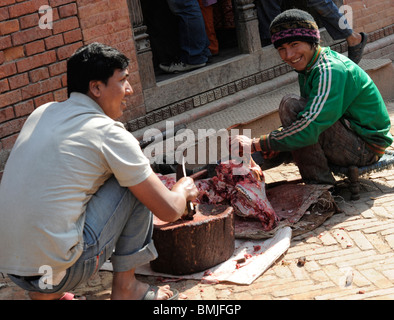 Bufalo d'acqua essendo macellati per la festa indù al nuovo anno celebrazione , thimi, vicino a Kathmandu, Nepal Foto Stock