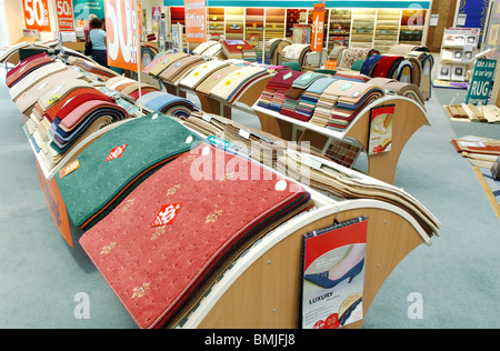 Campioni di tappeti sul display in Allied Carpets. Foto Stock