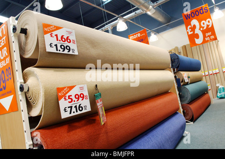 Grandi rotoli di tappeti sul display in Allied Carpets. Foto Stock