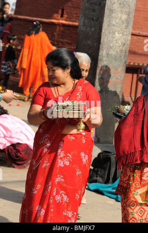 Per i fanatici indù durante il bisket jatra festival di Thimi (noto storicamente come Madhyapur), vicino a Kathmandu, Nepal Foto Stock