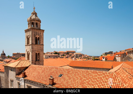 La torre del monastero domenicano e i tetti di Dubrovnik, Croazia. Foto Stock