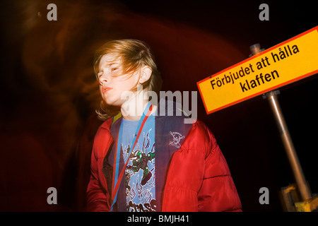 Ragazzo di un segno di notte, Finlandia. Foto Stock