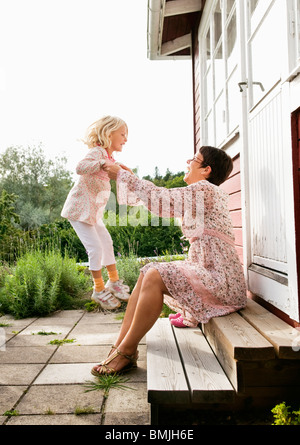 Madre e figlia giocare al di fuori Foto Stock