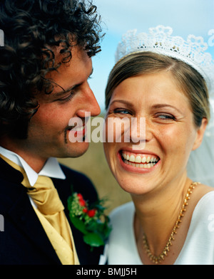 La Scandinavia, Svezia, Oland, Sposo guardando sposa sorridente, close-up Foto Stock