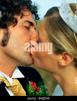 La Scandinavia, Svezia, Oland, la sposa e lo sposo baciare, close-up Foto Stock