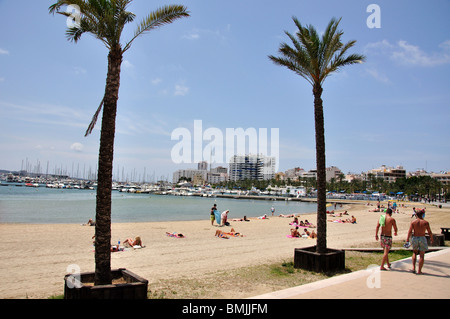 Vista della spiaggia, Platja de s' Arenal, Sant Antoni de Portmany, Ibiza, Isole Baleari, Spagna Foto Stock