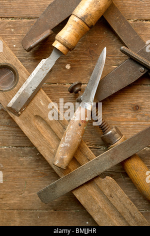 Vista di vari strumenti di falegname contro il legno, vista in elevazione Foto Stock