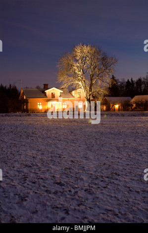 Vista della casa su paesaggi innevati Foto Stock