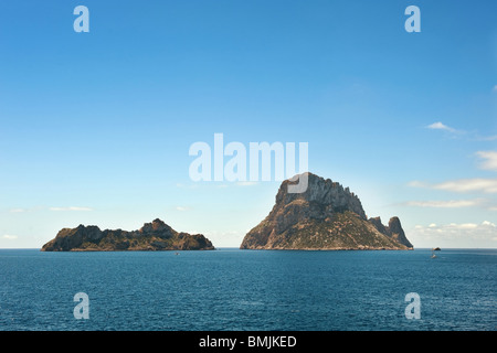 Le isole e le acque turchesi Es Vedra Cala d'Hort Ibiza spagna Foto Stock