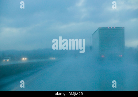 Il traffico in autostrada in caso di pioggia Foto Stock