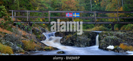 La Scandinavia, Norvegia, Svezia, Bohuslan, vista di acqua che scorre con ponte Foto Stock