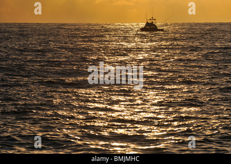 Madera, Silhouette della barca in mare Foto Stock