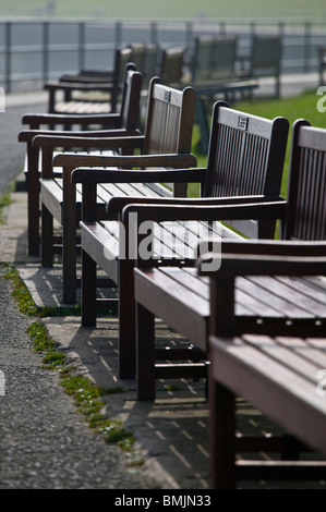 Una fila di vuoto panchine pubbliche di rivestimento del lungomare di Whitley Bay nel North Tyneside, nel nord-est dell'Inghilterra. Foto Stock