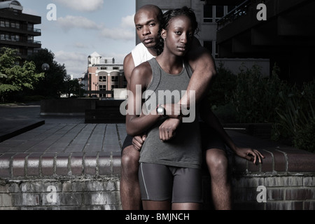 L uomo e la donna a indossare abbigliamento sportivo all'aperto a city break Foto Stock