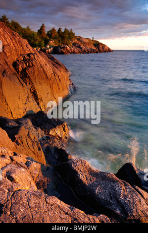 Penisola Scandinava, Svezia, Ostergotland, Skane, Vattern, vista di rocce sul mare Foto Stock