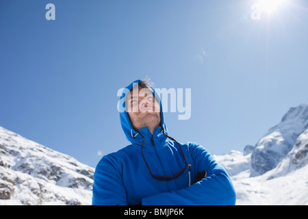 Uomo in blu sport giacche in inverno Foto Stock