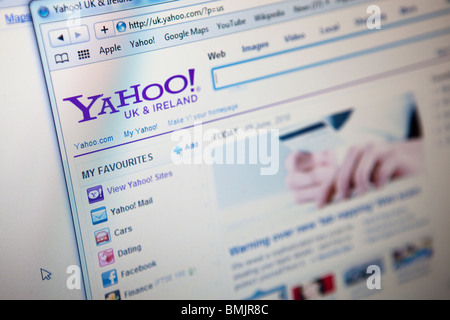 Close up di un monitor di computer / lo schermo che mostra il motore di ricerca Yahoo sito web Foto Stock
