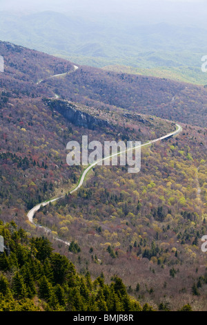 Strada in un paesaggio di montagna Foto Stock