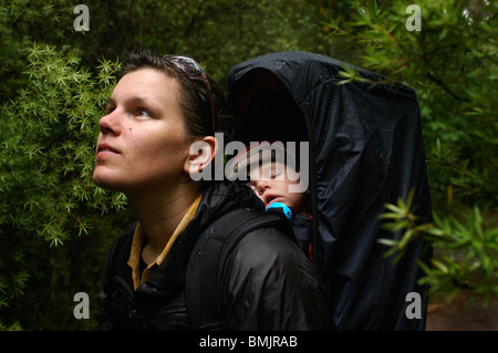 Una donna con il suo bambino nella foresta Foto Stock