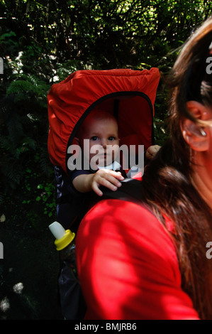 Un bambino in un baby carrier Foto Stock