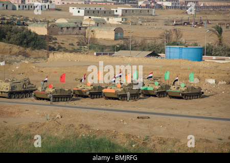 L'Egitto, il canale di Suez. Serbatoi di militari e soldati in uniforme nella formazione dei giochi di guerra. Foto Stock