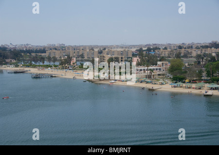 L'Egitto, il canale di Suez. Beachfront Resort lungo il canale. Foto Stock