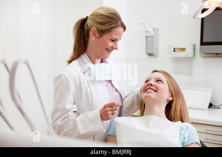 Dentista con paziente in chirurgia Foto Stock