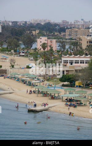 L'Egitto, il canale di Suez. Beachfront Resort lungo il canale. Foto Stock