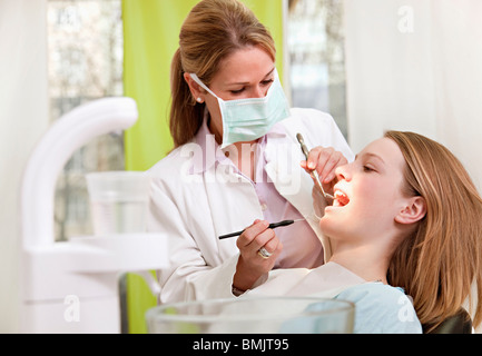 Dentista con paziente in chirurgia Foto Stock
