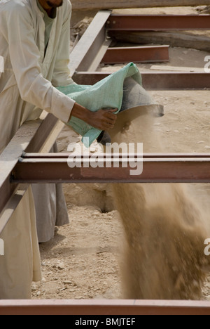 Egitto Luxor, West Bank, la Valle dei Re. Attività di scavo archeologico sito, lavoratore sporco di dumping preso dalla tomba. Foto Stock