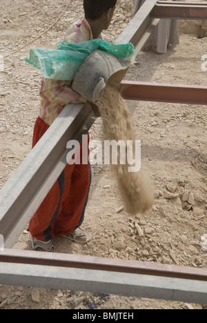 Egitto Luxor, West Bank, la Valle dei Re. Attività di scavo archeologico sito, lavoratore sporco di dumping preso dalla tomba. Foto Stock