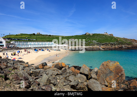 Porthgwidden Beach di St Ives in una calda giornata estiva, Cornwall, Inghilterra. Foto Stock