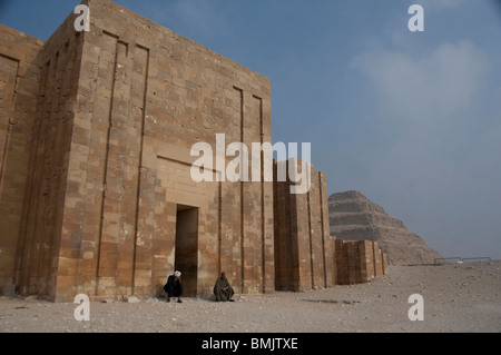 Egitto, Saqqara. Complesso mortuario fuori la piramide di Unas. Zoser la piramide in distanza. Foto Stock