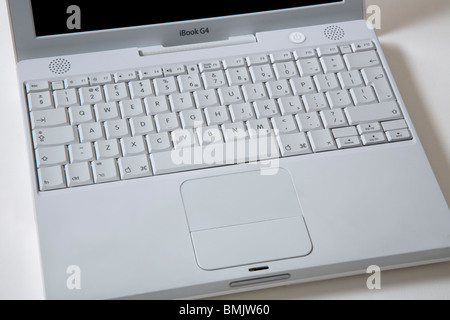Bianco aperto Apple iBook G4 / laptop computer lap top; tastiera qwerty con trackpad di scorrimento / trackpad / track pad. Foto Stock