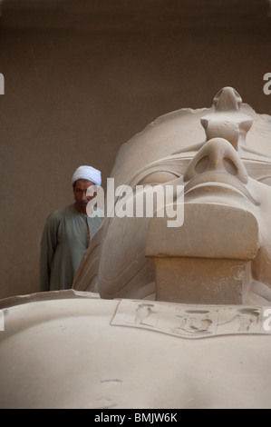 Egitto, Memphis (aka Menufer). Statua gigante chiamato il Colosso di Ramses II. Uomo egiziano in costumi tradizionali. Foto Stock