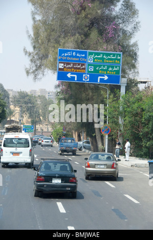 L'Egitto, al Cairo. La vita quotidiana nel centro cittadino del Cairo. Indicazioni stradali sul popolare strada di circonvallazione. Foto Stock