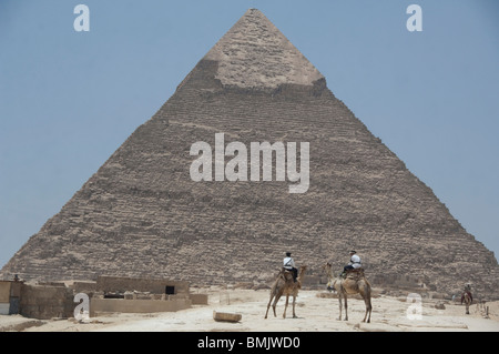 L'Egitto, al Cairo. Polizia turistica le protezioni montate su cammelli di fronte le Grandi Piramidi di Giza. Foto Stock