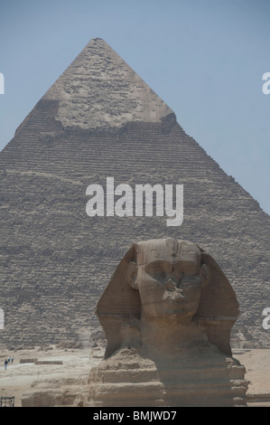 L'Egitto, al Cairo. La sfinge di fronte le Grandi Piramidi di Giza. Foto Stock