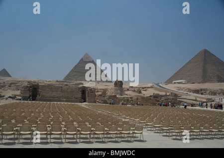 L'Egitto, al Cairo. La sfinge di fronte le Grandi Piramidi di Giza, Sound & Light Show venue. Foto Stock