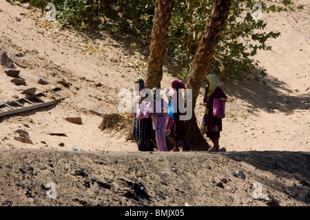 Nubian ragazze nei pressi del villaggio di Nag Gharb Siheil, Aswan, Egitto Foto Stock