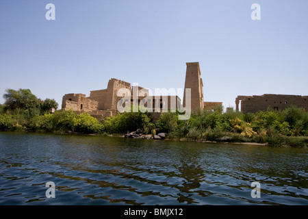 Tempio di Iside sull isola di Philae, come si vede dall'acqua, Aswan, Egitto Foto Stock