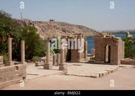 Tempio di Augusto e il cancello di Diocleziano, Philae, Aswan, Egitto Foto Stock